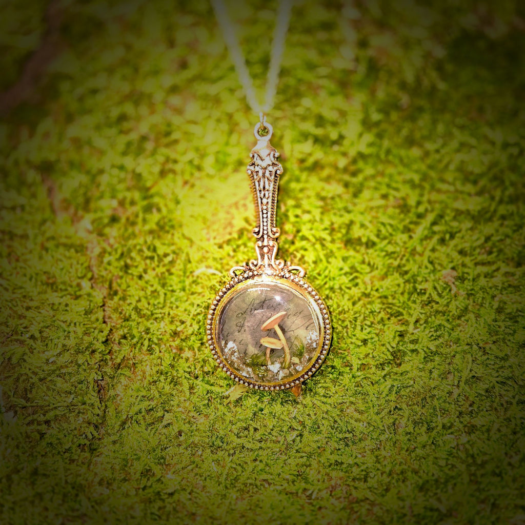 Decorative pendant with a circular design on a green moss background